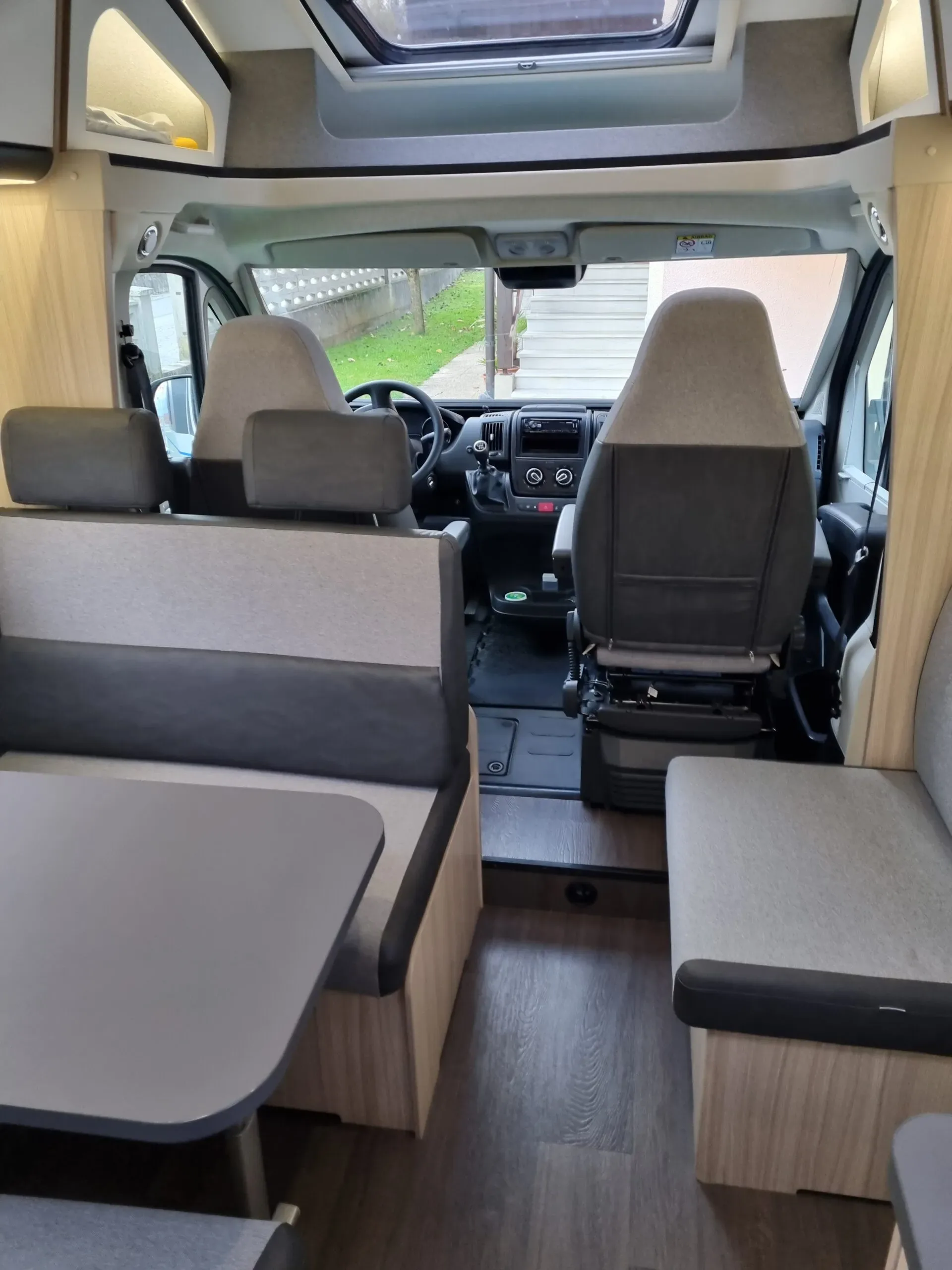 Sun Living S70DF – kabina in sedeži